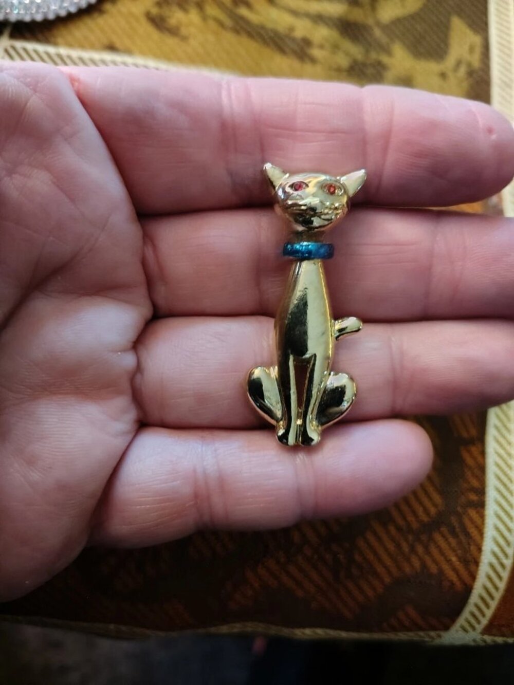 Cat pin